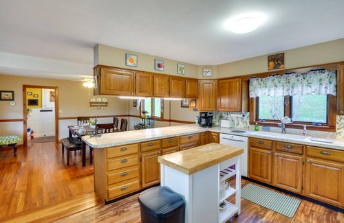 Stamford Casa | ¡NUEVO! Casa de campo histórica w / Deck en los Catskills!