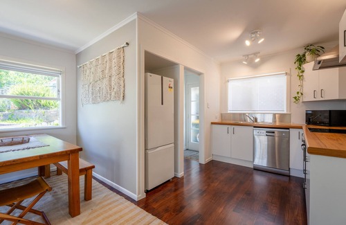 Northcote Casa | Stand-alone house in quiet cul-de-sac, conveniently located & lovely views
