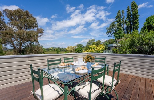 Northcote Casa | Stand-alone house in quiet cul-de-sac, conveniently located & lovely views