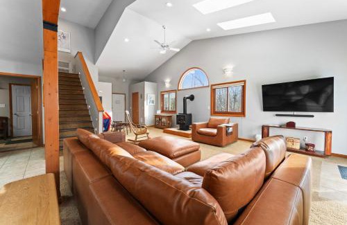 Willow Grove Casa | Stand-alone Mountain Home, Private Hot Tub and Deck by Summit County Mountain Retreats