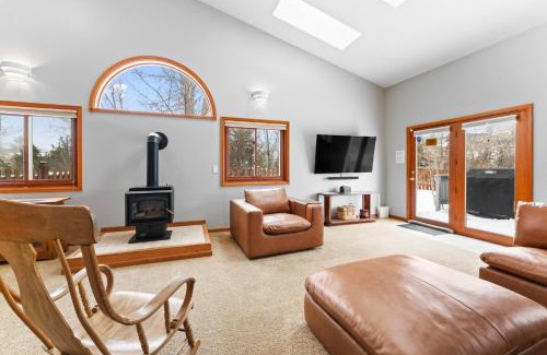 Willow Grove Casa | Stand-alone Mountain Home, Private Hot Tub and Deck by Summit County Mountain Retreats