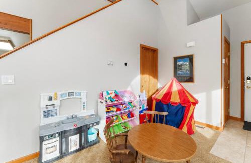 Willow Grove Casa | Stand-alone Mountain Home, Private Hot Tub and Deck by Summit County Mountain Retreats
