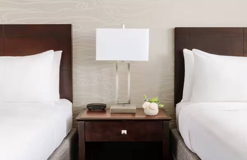Phoenix Hotel | Standard 2 Queens at Crowne Plaza Phoenix Airport - Near Airport with Pool