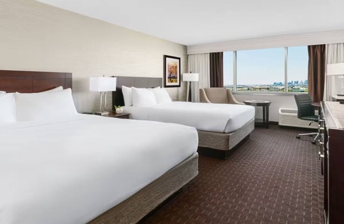 Phoenix Hotel | Standard 2 Queens at Crowne Plaza Phoenix Airport - Near Airport with Pool
