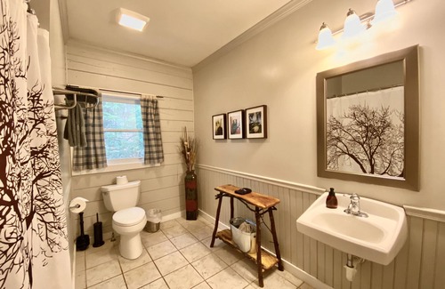 Dahlonega Cabina | Standard Guest Room (Main) - Barefoot Hills - North Georgia Mountains