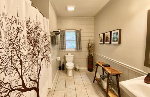 Dahlonega Cabina | Standard Guest Room (Main) - Barefoot Hills - North Georgia Mountains