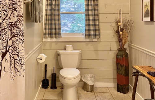 Dahlonega Cabina | Standard Guest Room (Main) - Barefoot Hills - North Georgia Mountains