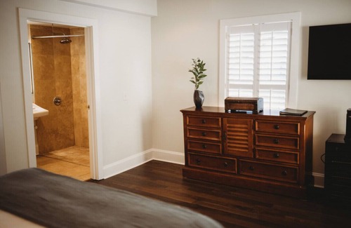 Downtown Hotel | Standard Guestroom (ADA) - 1 King · The Jefferson Inn Rm. 8