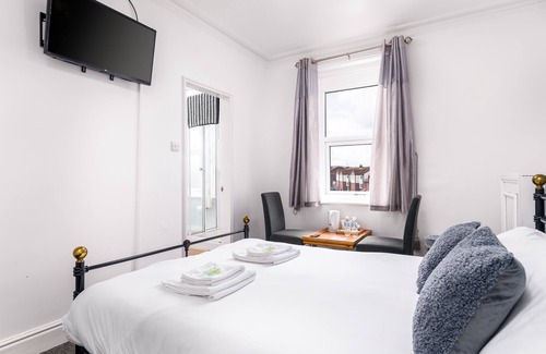 West Cliff Hotel | Standard King Bed, Ensuite
