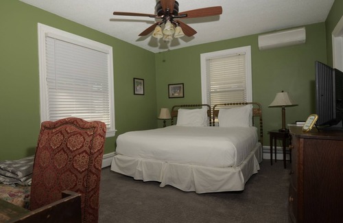 Ventnor City Cama Y Desayuno | Standard King Room 300 feet from the boardwalk and beach with parking and full breakfast