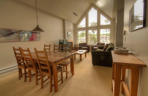 Ucluelet Condominio | STANDARD KING SUITE TWO BEDROOM SUITE WITH NO SOAKER TUB ON PATIO