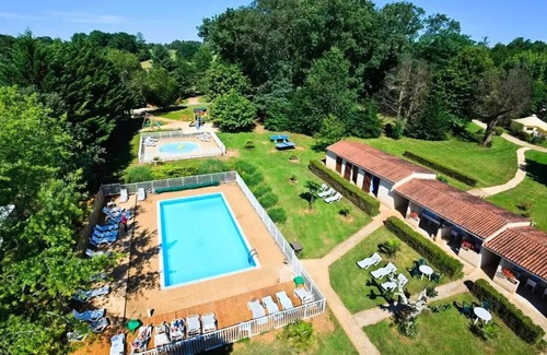 Pays-de-Belves Casa | Standard Lodge ohne sanitäre 20m2 2 Schlafzimmer + halb überdachte Terrasse 5 Personen