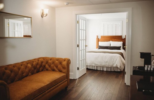 Downtown Hotel | Standard Suite - 2 Queens · The Jefferson Inn Rm. 9
