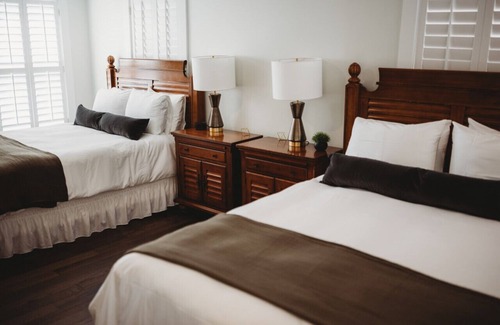 Downtown Hotel | Standard Suite - 2 Queens · The Jefferson Inn Rm. 9