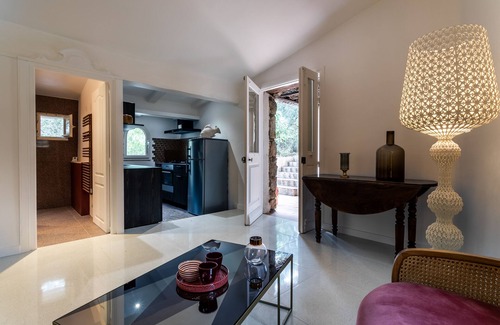 Corbara Apartamento | Apartamento-Exclusivo-Luna-Vista al Jardín-Baño en la habitacion