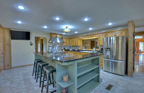 Cherry Log Casa | Stanley Creek Lodge -4 Acre Creekside Lodge w/pool and Fishing