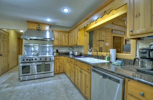 Cherry Log Casa | Stanley Creek Lodge -4 Acre Creekside Lodge w/pool and Fishing