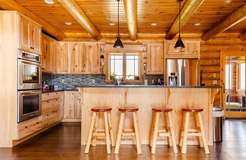Windham Cabina | Stanley's Mountain Getaway · 5 Min to Skiing | Hot Tub | Fire Pit | Games | Bar