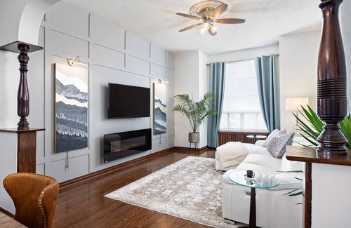 Little Portugal Apartamento | Stanning Spacious 2 Bedroom Aptm & 2 Parkings ! 5 min to Toronto Downtown