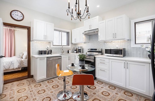Little Portugal Apartamento | Stanning Spacious 2 Bedroom Aptm & 2 Parkings ! 5 min to Toronto Downtown
