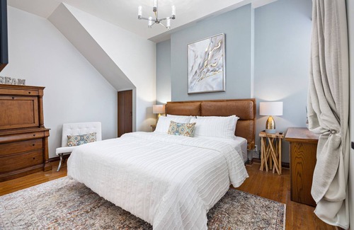 Little Portugal Apartamento | Stanning Spacious 2 Bedroom Aptm & 2 Parkings ! 5 min to Toronto Downtown