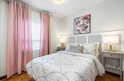 Little Portugal Apartamento | Stanning Spacious 2 Bedroom Aptm & 2 Parkings ! 5 min to Toronto Downtown