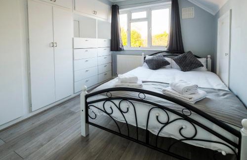 Staines Casa | Stanwell Moor Haven At Heathrow