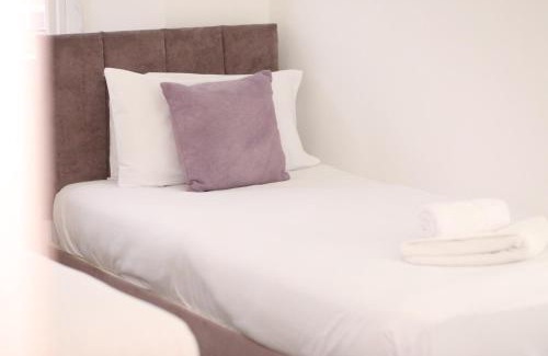 Hendon Casa | Star London Golders Rise Luxury 4-Bed Oasis with Garden