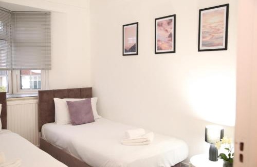 Hendon Casa | Star London Golders Rise Luxury 4-Bed Oasis with Garden