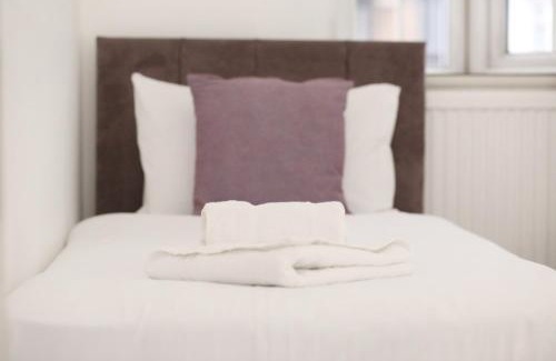 Hendon Casa | Star London Golders Rise Luxury 4-Bed Oasis with Garden