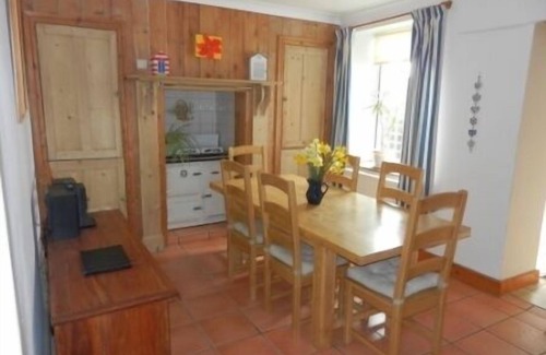 Crantock Cabaña | Starfish Cottage - Crantock Beach North Cornwall sleeps 8, parking for 2 cars