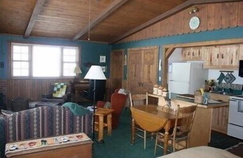 Meeteetse Cabina | Stargazer Bunkhouse- Meeteetse, Wyoming