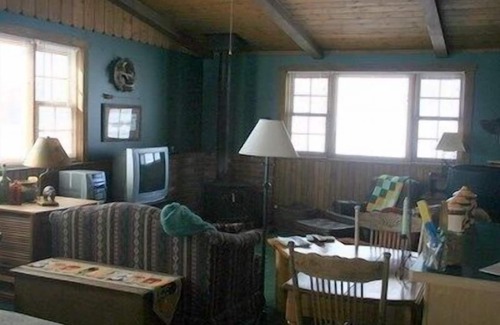 Meeteetse Cabina | Stargazer Bunkhouse- Meeteetse, Wyoming