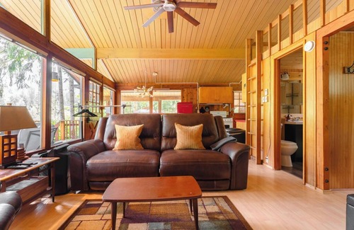 Gold Bar Cabina | Stargazer Studio - riverfront pet-friendly cabin