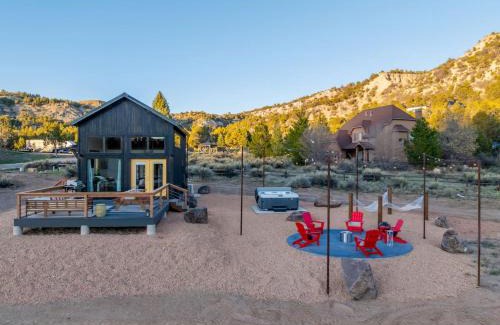 Glendale Casa | Stargazing Retreat with Hot Tub Deck Hammocks BBQ