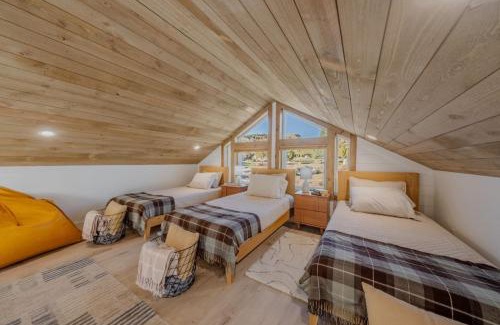 Glendale Casa | Stargazing Retreat with Hot Tub Deck Hammocks BBQ