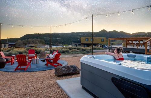 Glendale Casa | Stargazing Retreat with Hot Tub Deck Hammocks BBQ