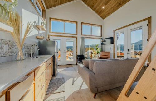 Glendale Casa | Stargazing Retreat with Hot Tub Deck Hammocks BBQ