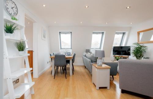 Newbury Apartamento | StarHost Residences - Central 3 Bed Apartment at Regents Court, Newbury