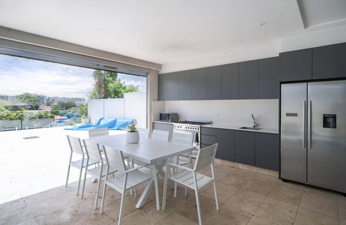 Bexley Villa | Starlight A Slice of the Hollywood Hills in Bexley