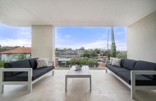 Bexley Villa | 'Starlight' A Slice of the Hollywood Hills in Bexley