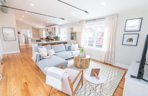 Prospect Hill Apartamento | Starlight: Gorgeous 2-bedroom, Skylights, Close to Yale & Downtown New Haven