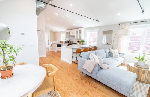 Prospect Hill Apartamento | Starlight: Gorgeous 2-bedroom, Skylights, Close to Yale & Downtown New Haven