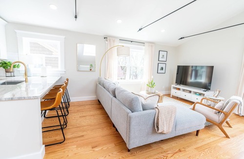 Prospect Hill Apartamento | Starlight: Gorgeous 2-bedroom, Skylights, Close to Yale & Downtown New Haven