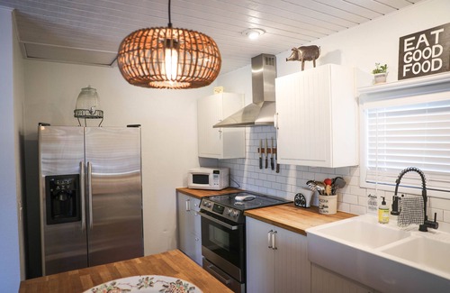 Pine Cabaña | ✨🐶 STARLIGHT MODERN BOHO COTTAGE | STEPS AWAY FROM TOWN | DOG FRIENDLY 🐾