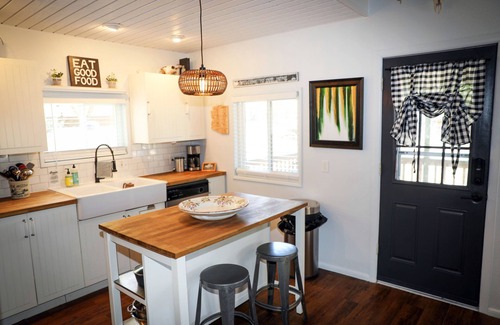 Pine Cabaña | ✨🐶 STARLIGHT MODERN BOHO COTTAGE | STEPS AWAY FROM TOWN | DOG FRIENDLY 🐾