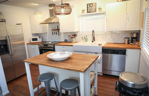 Pine Cabaña | ✨🐶 STARLIGHT MODERN BOHO COTTAGE | STEPS AWAY FROM TOWN | DOG FRIENDLY 🐾