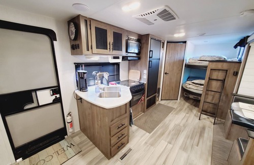 Alpine Casa | Starlight Sanctuary: Modern Off-Grid RV/Camper with A/C+Wifi Minutes from BBNP
