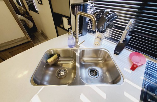 Alpine Casa | Starlight Sanctuary: Modern Off-Grid RV/Camper with A/C+Wifi Minutes from BBNP