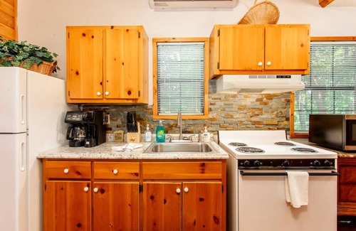 Ellijay Cabina | BlackBearBungalow/Firepit/Freewood/Hiking/Sleeps 4